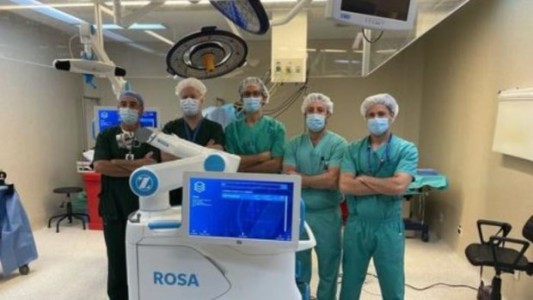 Realizan por primera vez un reemplazo total de rodilla con tecnología robótica
