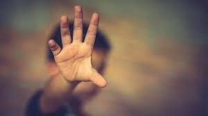 Acusan a una abuela de abusar sexualmente de sus nietos y un amiguito