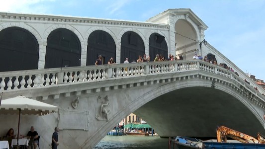 Venecia inaugura el puente Rialto tras su restauración