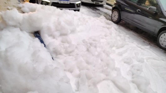 Insólita situación en San Luis: la espuma se apoderó de las calles del centro
