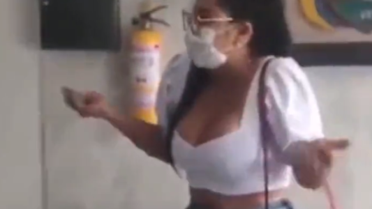 "Me sentí discriminada": habló la madre a la que le impidieron la entrada a un colegio por su vestimenta