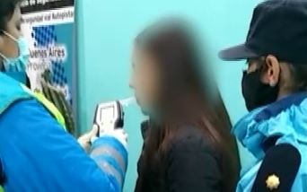 Una médica atropelló a un trabajador en la autopista BsAs-La Plata, escapó y se refugió en su casa