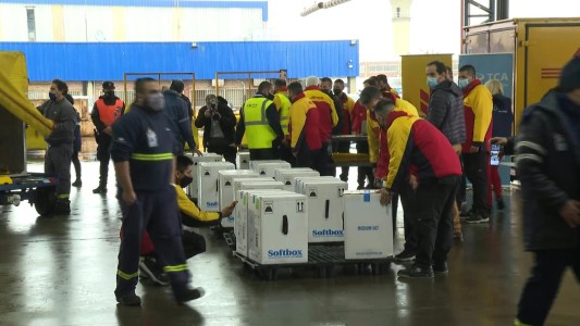 Así llegó el primer cargamento de vacunas Pfizer a Ezeiza