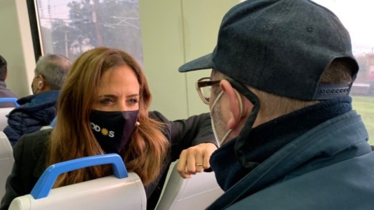 A días de las PASO, Tolosa Paz viajó en el tren Roca para hablar con los usuarios: "Podemos mirarlos a los ojos”