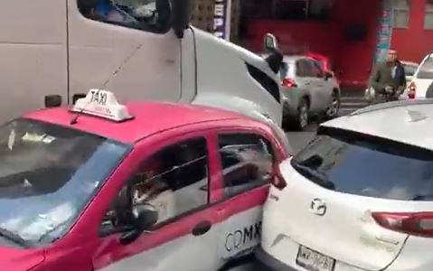El momento en que camión destroza a un taxi que le impedía el paso