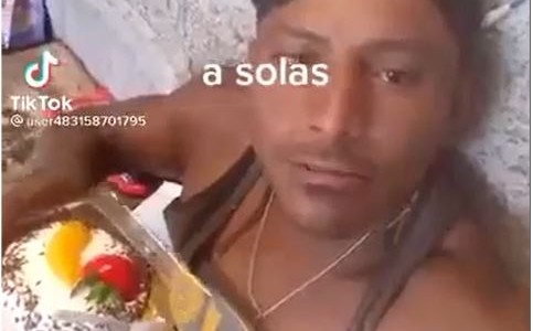 El conmovedor video de un albañil que llora por estar solo en su cumpleaños
