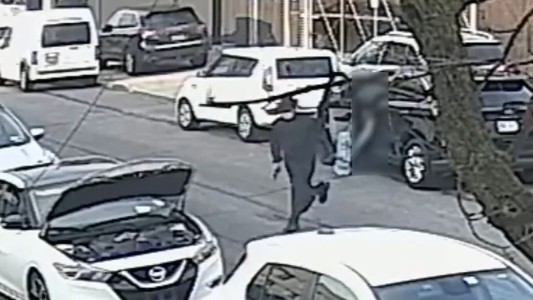 El momento en que un delincuente asesina a un hombre y huye