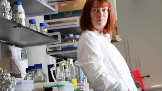 Científica que desarrolló la vacuna de Astrazeneca dijo que tercera dosis no es necesaria para "todo el mundo"