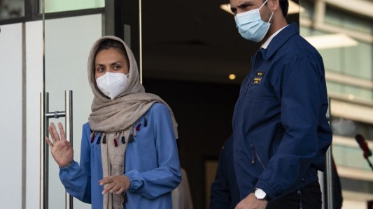 "Más mujeres están siendo reprimidas con latigazos y golpes", contó una docente afgana que logró escapar del país