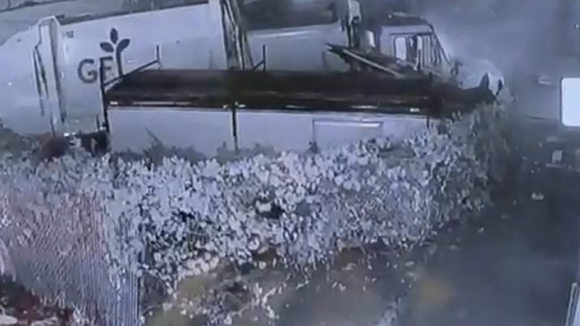 Un camión embistió contra un edificio y reveló una plantación ilegal de marihuana