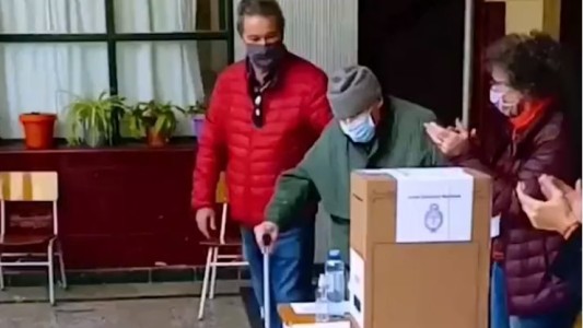 Video: el momento que vota un hombre de 103 años en Olivos