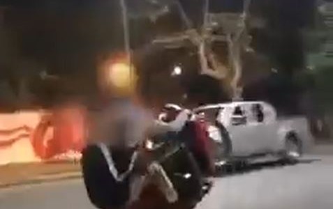Furia vecinal contra motoquero detenido por correr picadas