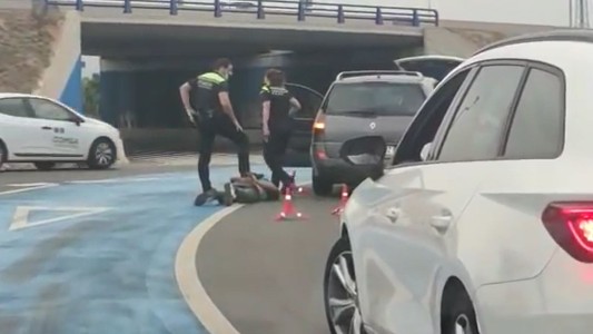 Conductor pelea con la policía porque llevaba una niña sin cinturón y termina detenido