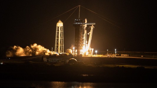 La nave de SpaceX con la primera tripulación civil ya orbita alrededor de la Tierra