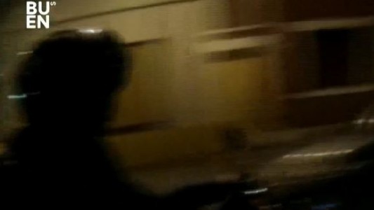 Video: Filmó el momento en que quisieron robarle la moto cuando llegaba a su casa