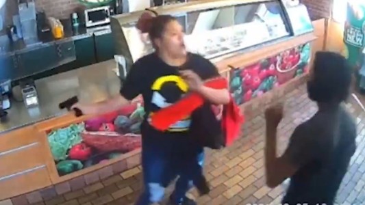 Empleada enfrenta a un ladrón armado y termina suspendida en su trabajo