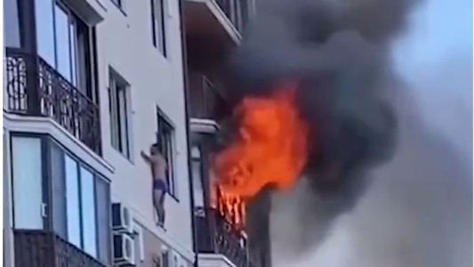 Un hombre logra escapar de un incendio caminando por la cornisa del edificio