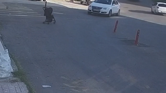 El susto de su vida: dejó el cochecito con su bebé en la calle y cayó por un barranco