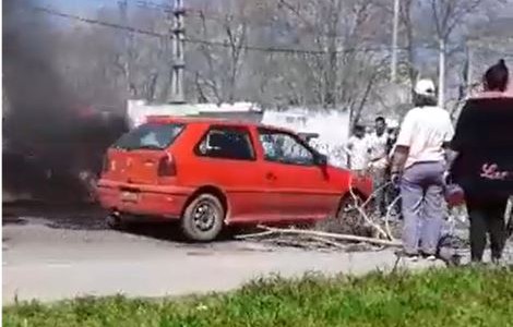 Conductora enfurecida atropella a una persona al cruzar una protesta y huye