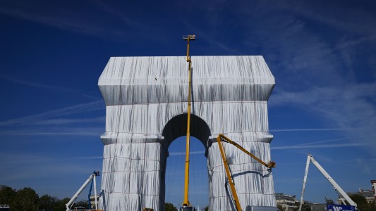 Inauguran el Arco de Triunfo empaquetado por el artista Christo con un costo de U$S 16 millones