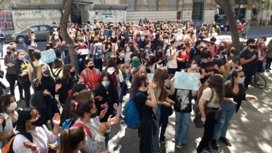 Estudiantes protestaron en Bahía Blanca porque esperaban una semana de asueto y no solo el martes 21