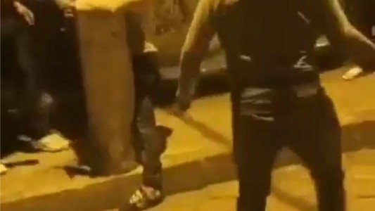 Vecinos atrapan a ladrón robando, lo atan a un poste y lo golpean