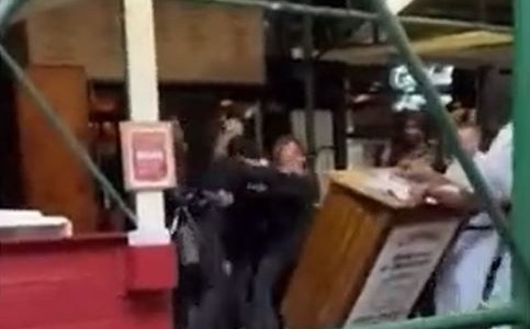 La moza les pidió el certificado de vacunación y los clientes la golpearon