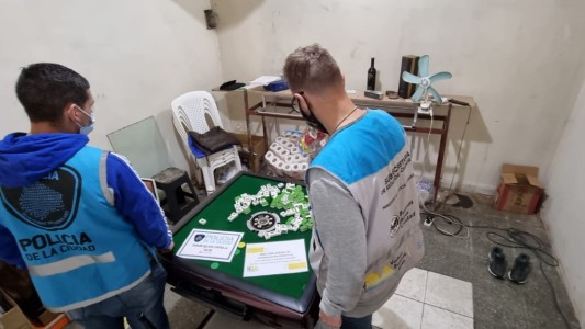 Vendía perfumes truchos en un local de Flores y atrás tenía un garito