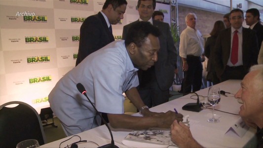 Pelé en cuidados intensivos tras una cirugía de colon