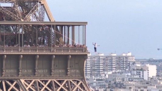 Un equilibrista cruza el río Sena sobre una cuerda a 70 metros de altura