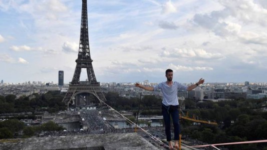 Un equilibrista cruzó el rio Sena en París sobre una cuerda a 70 metros de altura