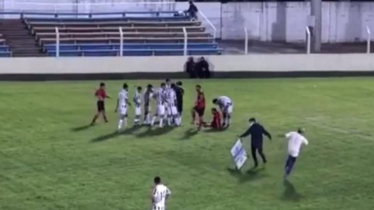 "Está bravo el terreno": se lesionó el camillero cuando iba a asistir a un futbolista