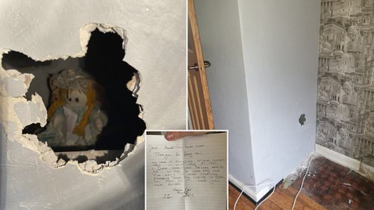 Halló una muñeca terrorífica y una carta entre las paredes de su nueva casa