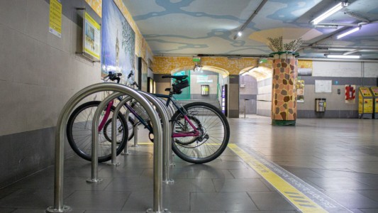 Instalan anclajes de bicicletas en las estaciones de subte para favorecer la intermodalidad