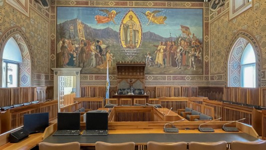 Italia: arrestaron a un párraco acusado de usar dinero de la Iglesia para orgías y drogas