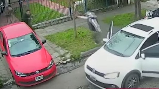 Encañonaron a un hombre y a su hijo para robarles el auto cuando salían de su casa en Castelar