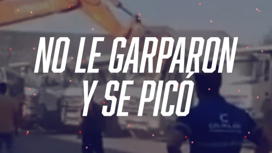 No le pagaron y destruyó camiones con su máquina - #FlashChat