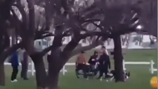 Así golpearon a un inspector de tránsito que intentaba secuestrar una moto