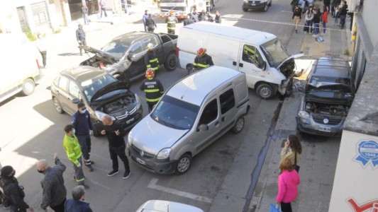 Había chocado hace días contra una pared y ahora generó un accidente múltiple: le suspendieron la licencia de conducir