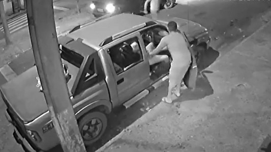 Apuñala a su esposa al verla con amante y ambos la dejan morir en la vereda