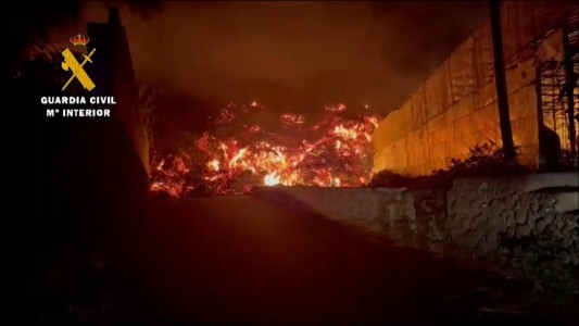 Lava del volcán en Canarias llega al mar y hay temor por los gases tóxicos