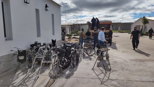 Detenidos restauraron camas ortopédicas y sillas de ruedas para afiliados del PAMI