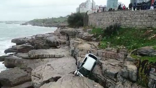 Mar del Plata: se despistó un auto en la costanera y terminó entre las rocas