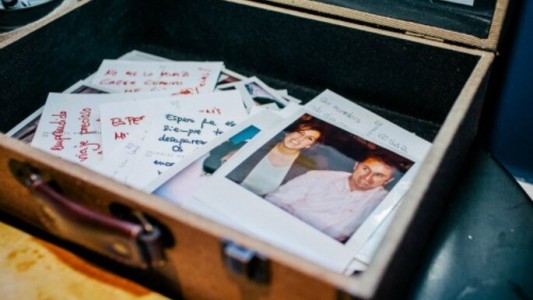 Adultos mayores arman cápsulas del tiempo para compartir anécdotas con niños