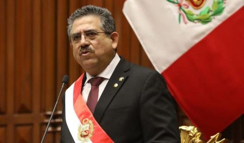 Un expresidente de Perú ocupó el cargo solo cinco días y quiere la pensión vitalicia