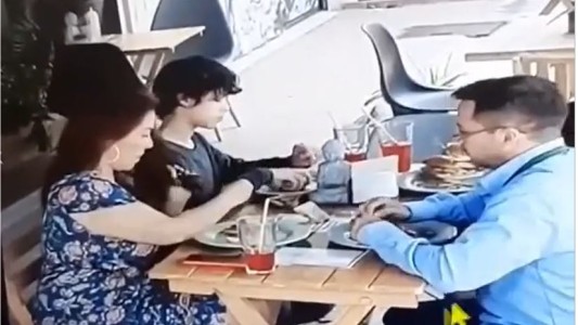 Descubren a una familia poniendo pelos en su comida para no pagar la cuenta en un bar
