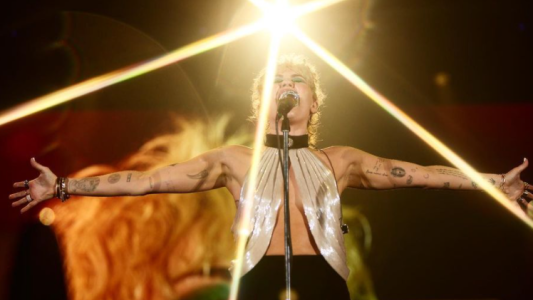 Miley Cyrus frenó un show para hablar de la salud mental y el confinamiento