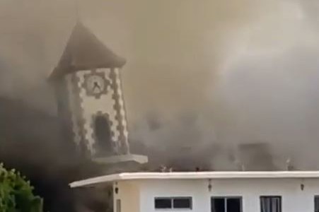Video: la lava del volcán provocó el derrumbe de una iglesia en La Palma