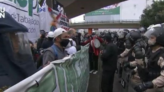 Corte de tránsito por una protesta de tercerizados en el Puente Pueyrredón