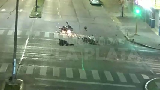 Así fue el tremendo accidente entre dos motos en La Plata